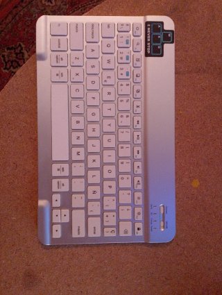 Teclado compacto plateado en buen estado