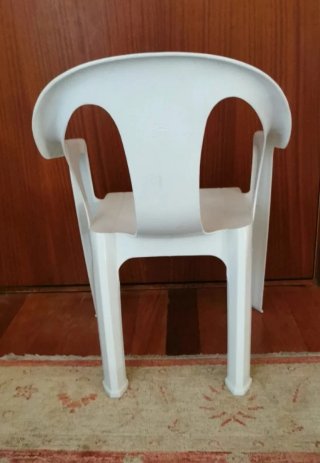 Silla de plástico blanca