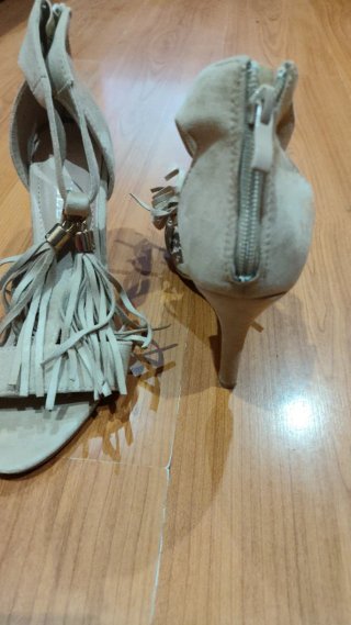 Sandalias Beige con Flecos y Tacón