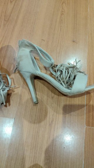 Sandalias Beige con Flecos y Tacón