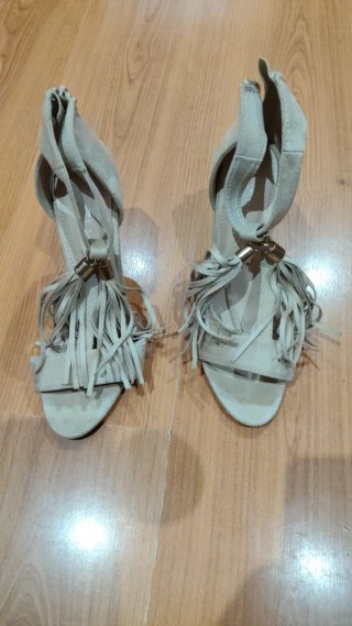 Sandalias Beige con Flecos y Tacón