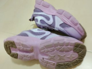 Zapatos de seguridad morados y rosas