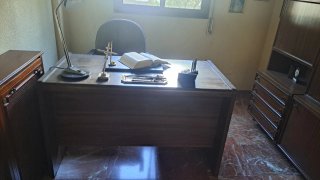 Escritorio y silla de oficina de  madera