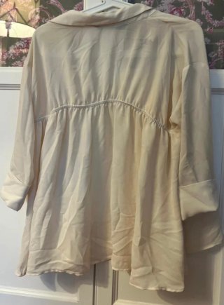 Camisa Zara seda color crema.