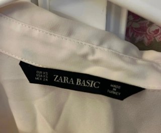 Camisa Zara seda color crema.