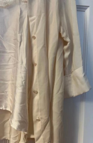 Camisa Zara seda color crema.