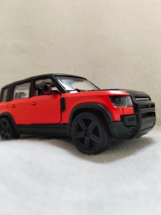 Coche de juguete todoterreno rojo