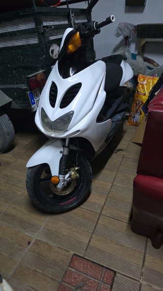 Yamaha Aerox Scooter Blanco y Negro