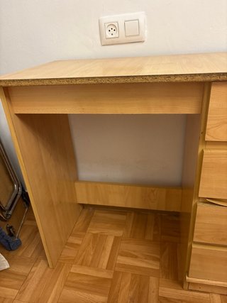 Escritorio de madera con cajones