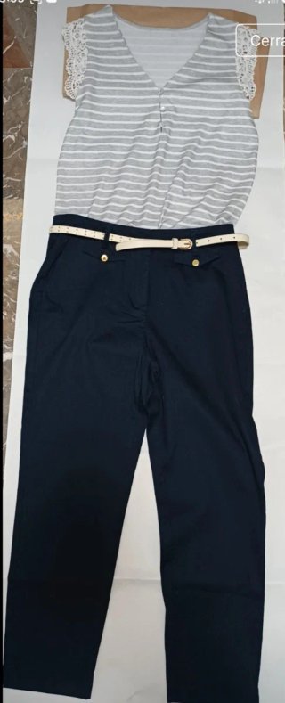 Conjunto Pantalón Azul y blusagris a rayas.
