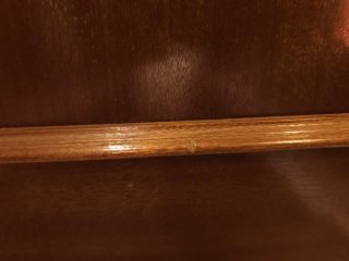 Puerta madera con cristal.
