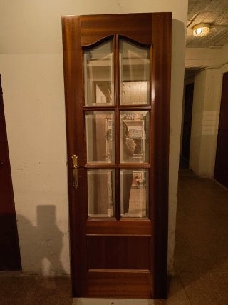 Puerta madera con cristal.