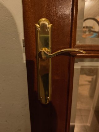 Puerta madera con cristal.