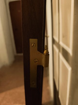 Puerta madera con cristal.