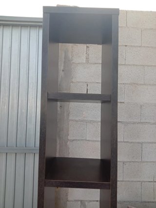 Estantería de madera oscura