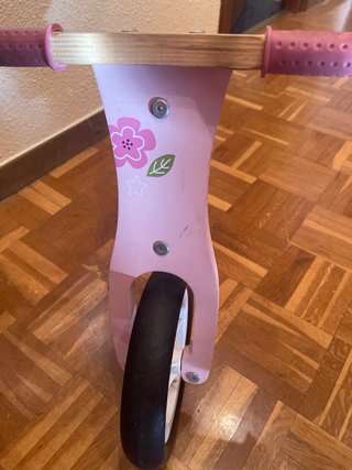 Bici sin pedales rosa flores.