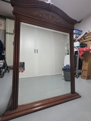 Espejo grande de madera