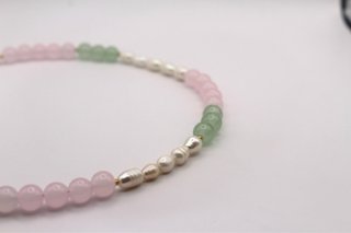 Collar de perlas y piedras