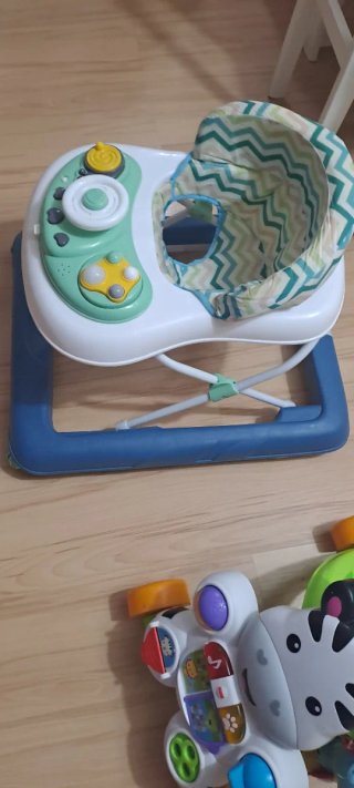 Andador bebé con mesa de juegos