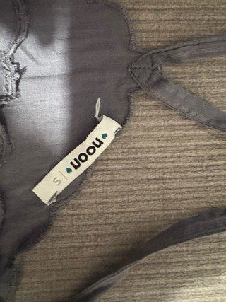Top azul de noon con bordados