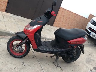 Moto Yamaha Scooter Roja y Negra