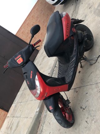 Moto Yamaha Scooter Roja y Negra