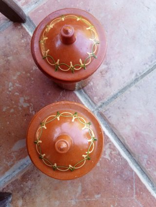 Botes Cerámica Antiguos Ajos y Laurel