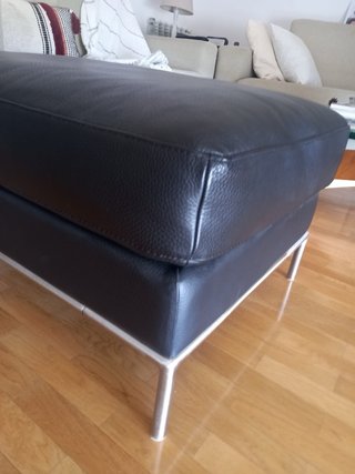 Pouf in pelle nera con gambe metalliche