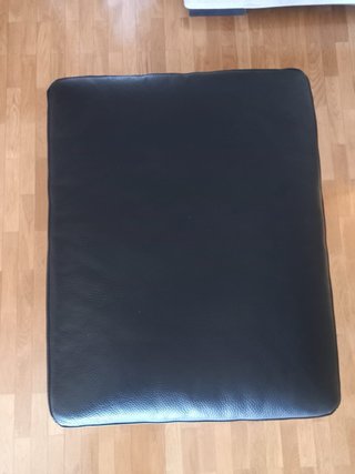 Pouf in pelle nera con gambe metalliche