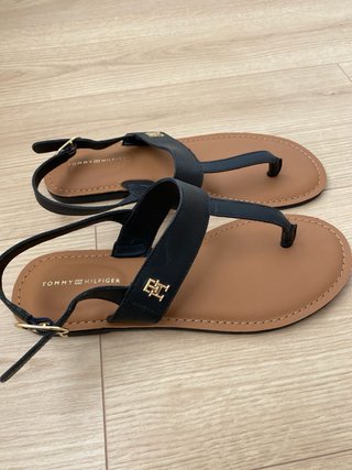 Sandalias Tommy Hilfiger Piel Negra y Dorada