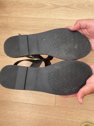 Sandalias Tommy Hilfiger Piel Negra y Dorada