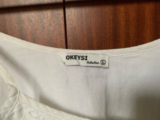 Blusa blanca con volantes y bordados