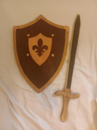 Escudo medieval de madera con flor de lis