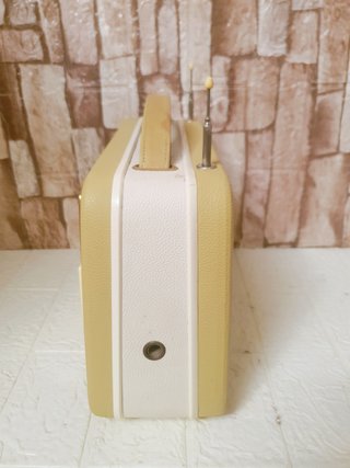 Radio antigua transistor vintage época baquelita