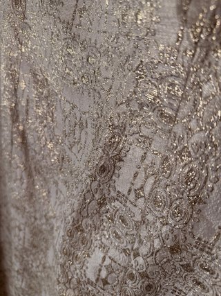 Vestido elegante beige y dorado