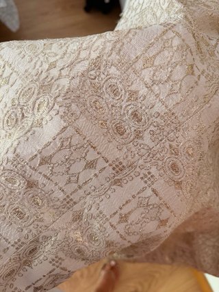 Vestido elegante beige y dorado