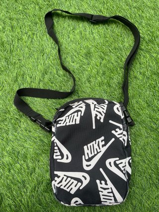 Riñonera Nike Negra y Blanca