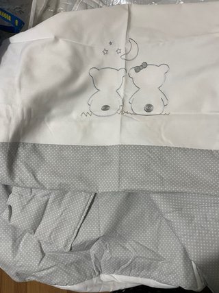 Minicuna de madera blanca con ruedas