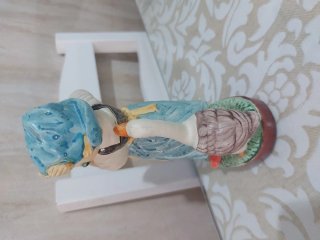 Figura niña con oca