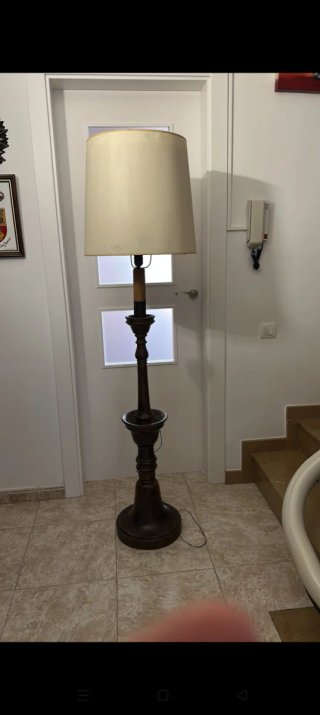 Lámpara de pie rústica de madera