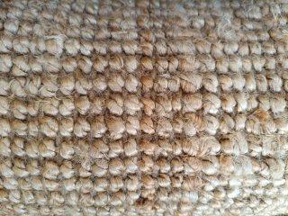Alfombra de yute beige y marrón