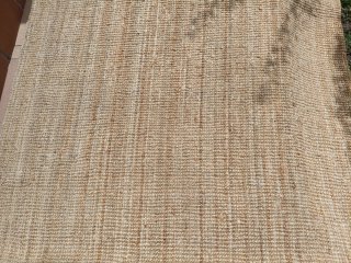 Alfombra de yute beige y marrón