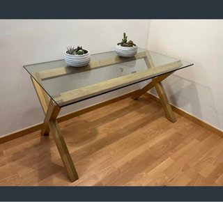 Mesa de cristal y madera