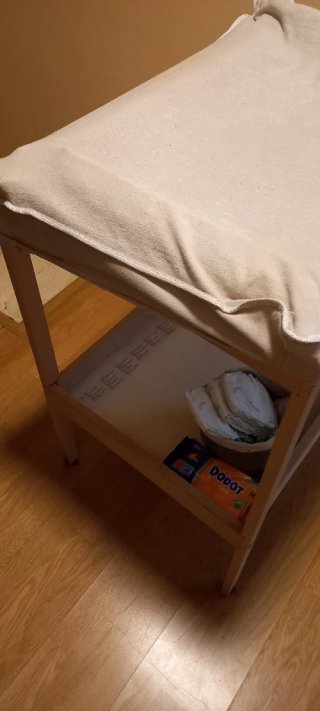 Cambiador de bebé de madera de Ikea