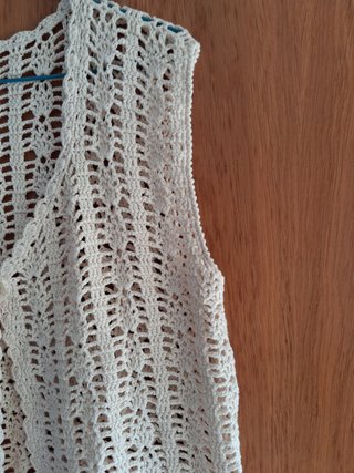 Chaleco de crochet hecho a mano en color crema