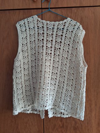 Chaleco de crochet hecho a mano en color crema