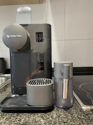 Cafetera Nespresso con espumador