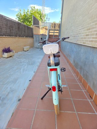 Bicicleta da passeggio verde azzurro con cestino e sellino