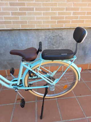 Bicicleta da passeggio verde azzurro con cestino e sellino