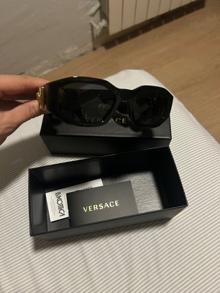 Gafas de sol Versace negras y doradas